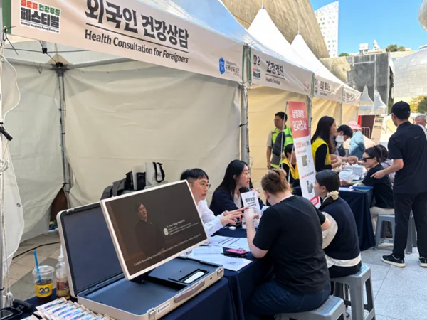 국제성모병원 외국인 건강상담 부스, 간이 검사와 통역은 어떻게 제공됐나